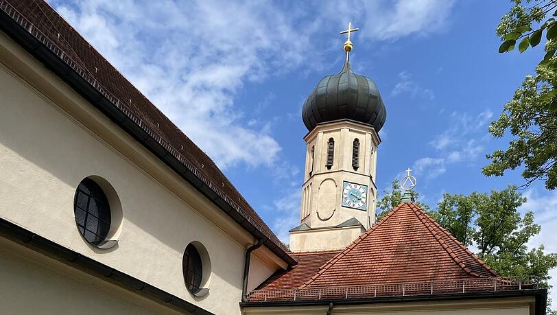 Die Kirche St. Ulrich mit ihrem Zwiebelturm. Die Kirche St. Ulrich mit ihrem Zwiebelturm.
