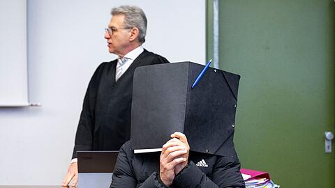 Der wegen sexuellen Missbrauchs angeklagte Fußballtrainer sitzt zum Prozessauftakt im Gerichtssaal des Landgerichts vor seinem Rechtsanwalt Peter Guttmann.
