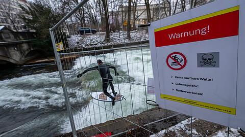 Zu Weihnachten konnte wieder gesurft werden. Inzwischen sind die Einbauten wieder ausgebaut worden &ndash; durch die Stadt.
