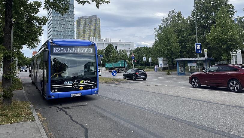 Ein 62er-Bus an der Kreuzung Garmischer Straße und Hansastraße in Sendling-Westpark. Ein 62er-Bus an der Kreuzung Garmischer Straße und Hansastraße in Sendling-Westpark.
