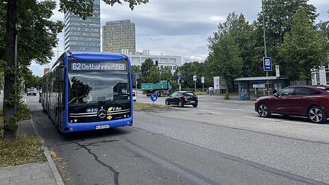 Ein 62er-Bus an der Kreuzung Garmischer Stra&szlig;e und Hansastra&szlig;e in Sendling-Westpark.