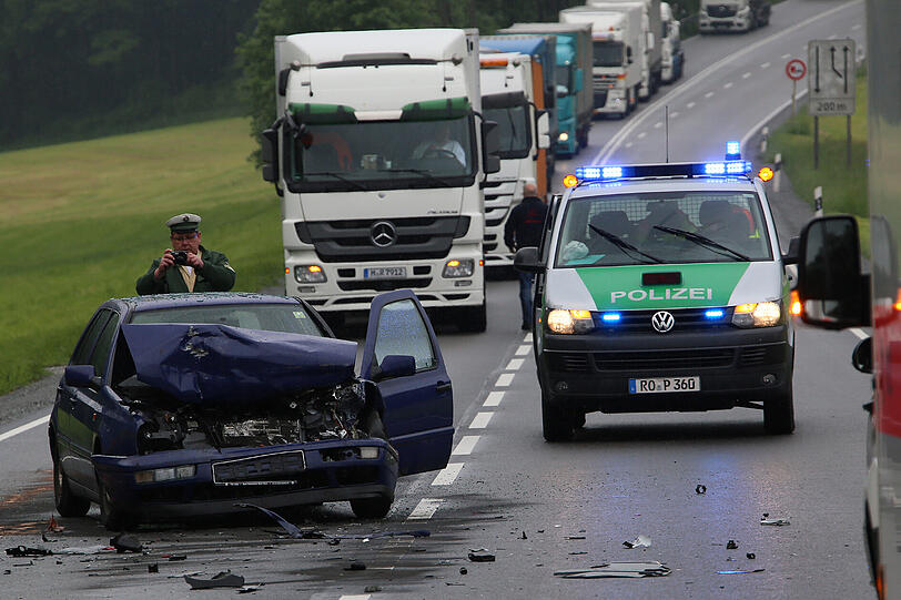 Auf der B12 Reichertsheimer Berg kam es am Donnerstagmittag zu einem Auffahrunfall mit drei Fahrzeugen.