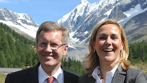 Zwei Jahre nach ihrer Trennung sind Bettina und Christian Wulff wieder glücklich. Mehr Fotos der beiden in der Bilderstrecke.