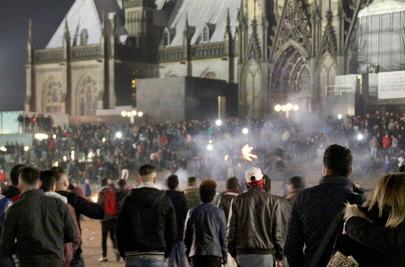 Schauplatz der Übergriffe: Auf dem Vorplatz des Kölner Hauptbahnhofs sind an Silvester Frauen sexuell belästigt und ausgeraubt worden.