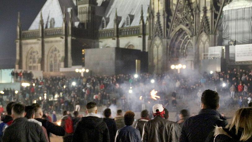 Schauplatz der Übergriffe: Auf dem Vorplatz des Kölner Hauptbahnhofs sind an Silvester Frauen sexuell belästigt und ausgeraubt worden. Schauplatz der Übergriffe: Auf dem Vorplatz des Kölner Hauptbahnhofs sind an Silvester Frauen sexuell belästigt und ausgeraubt worden.