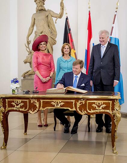 Willem Alexander trägt sich in das Goldene Buch der Stadt München ein.