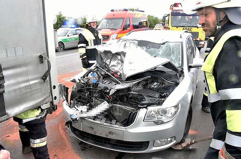 Auf der A99 bei Vaterstetten hat sich ein Auto unter einen Lkw geschoben. Der Pkw-Fahrer wurde verletzt in ein Krankenhaus gebracht.