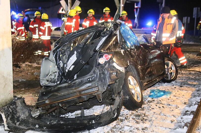 Am Sonntagabend ereignete sich in Töging ein schlimmes Zugunglück. Zwei Teenager wurden dabei schwer verletzt.