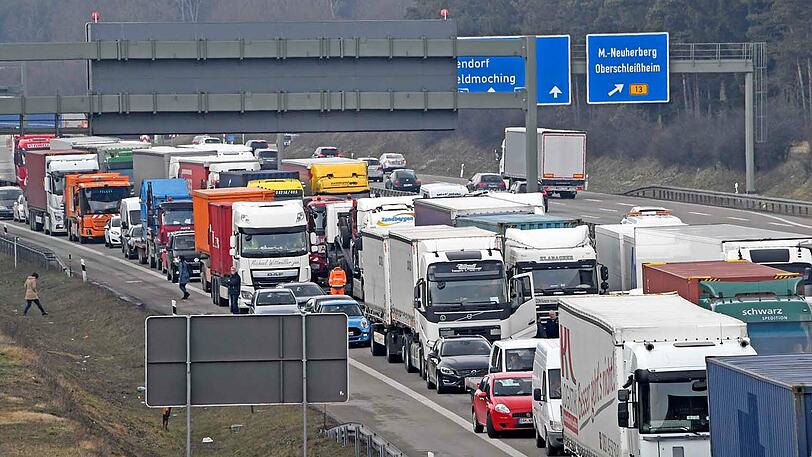 Nach dem Unfall musste die A99 für etwa eine Stunde gesperrt werden. Die drei Insassen des Ford kamen mit schweren Verletzungen ins Krankenhaus. Der Fahrer starb wenig später.