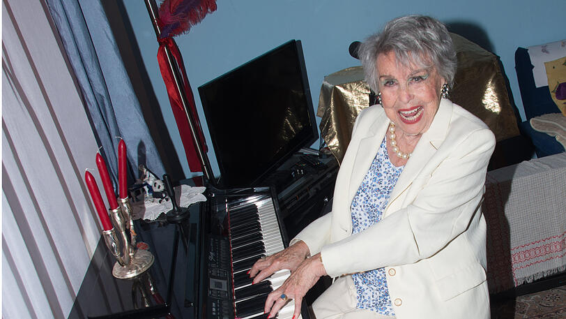 "Singen, das ist wie Lachen, Gähnen und Summen gleichzeitig, das beflügelt, strafft die Gesichtsmuskulatur und macht gute Laune.": Ruth Megary am Klavier.