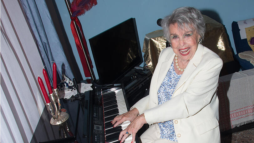 "Singen, das ist wie Lachen, Gähnen und Summen gleichzeitig, das beflügelt, strafft die Gesichtsmuskulatur und macht gute Laune.": Ruth Megary am Klavier. "Singen, das ist wie Lachen, Gähnen und Summen gleichzeitig, das beflügelt, strafft die Gesichtsmuskulatur und macht gute Laune.": Ruth Megary am Klavier.