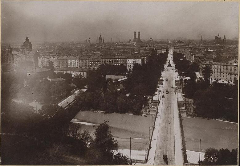 1900: Blick vom Maximilianeum runter auf die damals fast noch autofreie Prachtmeile.