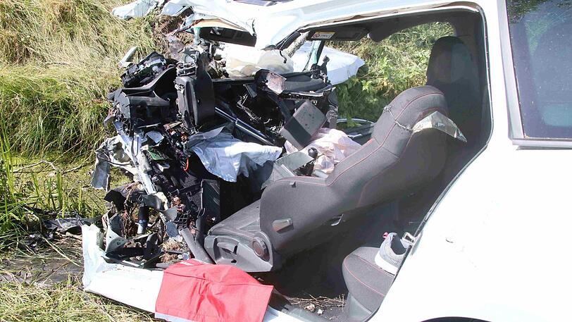 Der 36-jährige Skoda-Fahrer kam aus noch ungeklärter Ursache mit hoher Geschwindigkeit nach rechts von der Fahrbahn ab und kollidierte mit einem Baum.