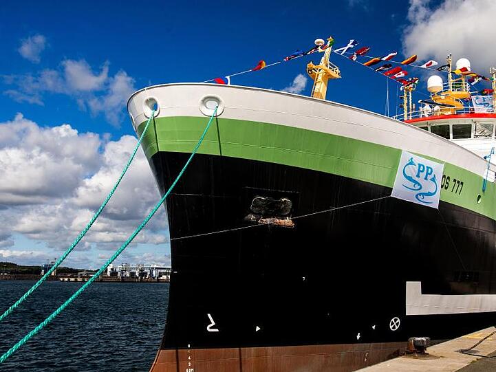Der Fisch-Trawler ROS 777 "Mark" liegt im Hafen von Sassnitz vor Anker.