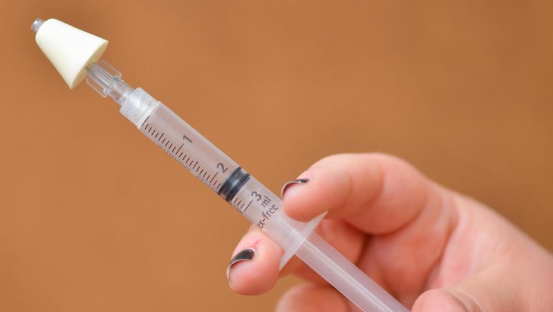 Eine Hand hält eine als Nasenspray einsetzbare Spritz mit dem Medikament Naloxon. Foto: Uwe Anspach/dpa/Archivbild Eine Hand hält eine als Nasenspray einsetzbare Spritz mit dem Medikament Naloxon. Foto: Uwe Anspach/dpa/Archivbild