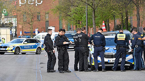 Polizeibeamte bei der Lagebesprechung in unmittelbarer N&auml;he des Pep-Einkaufszentrums.