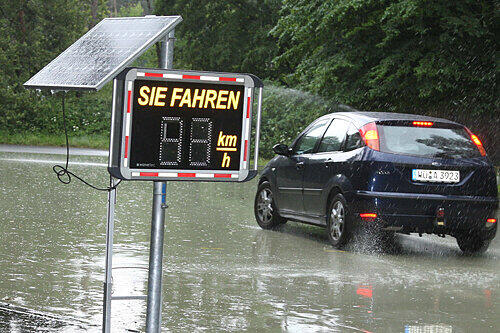 Wie reagiert ein Fahrzeug auf nasser oder schneebedeckter Fahrbahn? Diese Situation wird auf einer beregneten Strecke nachgestellt. &bdquo;10 km/h machen viel aus&ldquo;, weiß der Trainer.
