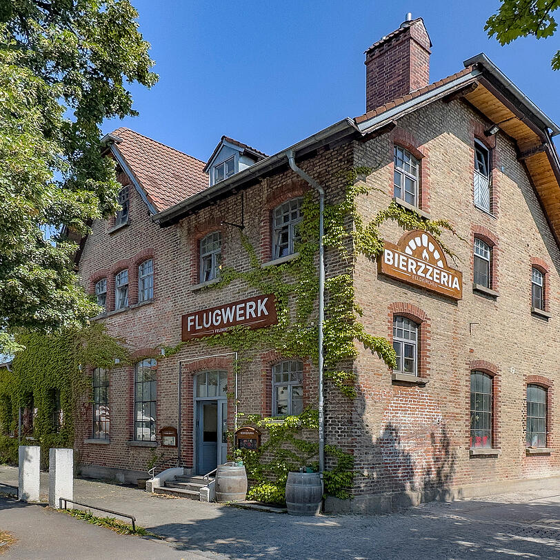 Das Flugwerk Feldkirchen mit seinen unverputzten Ziegelwänden. Das Flugwerk Feldkirchen mit seinen unverputzten Ziegelwänden.