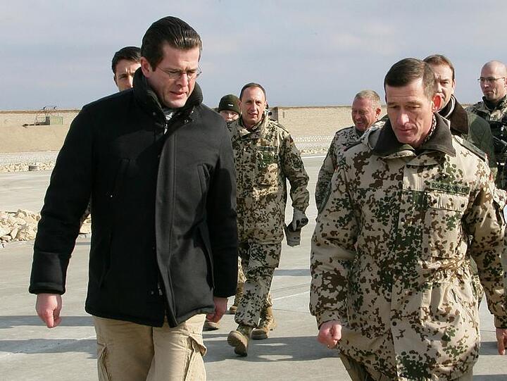 Karl-Theodor zu Guttenberg (CSU) bei seiner zweiten Afghanistan-Reise