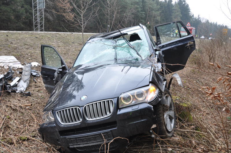 Aus bisher ungeklärten Umständen ist eine Fahrerin mit ihrem Auto von der Straße abgekommen. Der Wagen hat sich überschlagen und ist im Graben gelandet. Die Fahrerin wurde mit Verletzungen in eine nahegelegenes Krankenhaus gebracht.