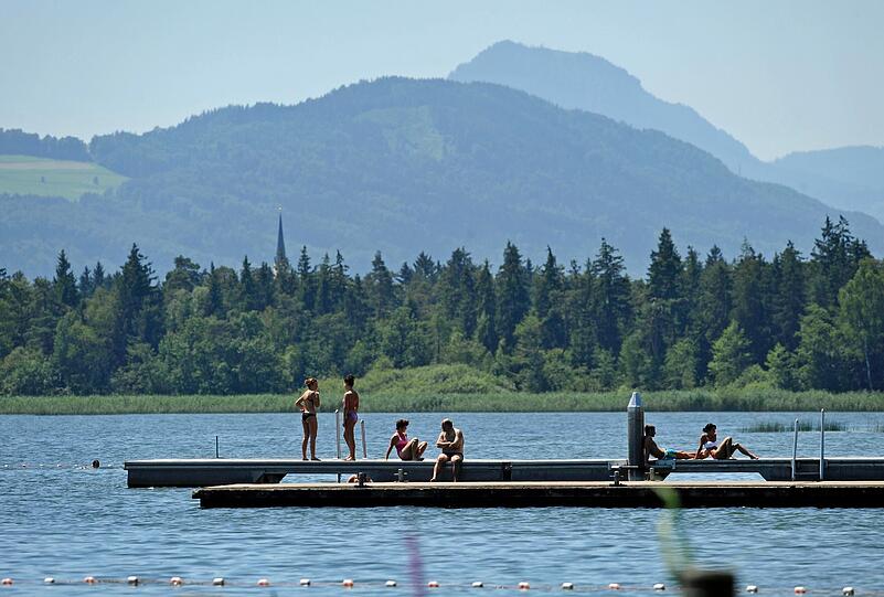 Der Simssee an einem sonnigen Sommertag: Hier kam eine 67-Jährige ums Leben. Wie es dazu kommen konnte, ist noch unklar.