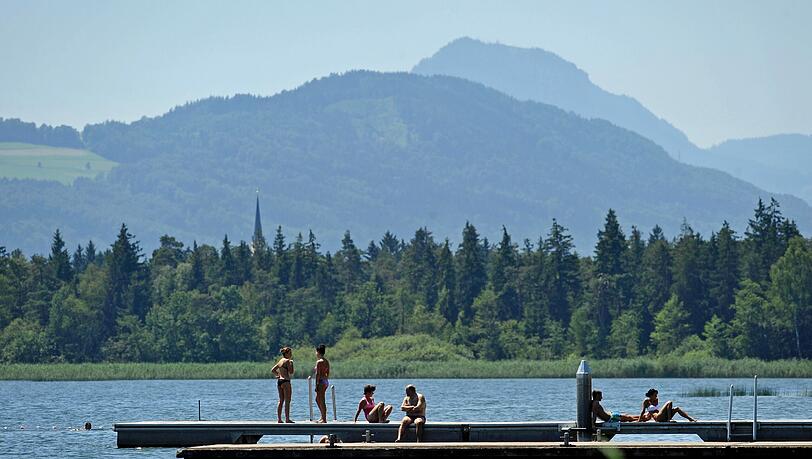 Der Simssee an einem sonnigen Sommertag: Hier kam eine 67-Jährige ums Leben. Wie es dazu kommen konnte, ist noch unklar. Der Simssee an einem sonnigen Sommertag: Hier kam eine 67-Jährige ums Leben. Wie es dazu kommen konnte, ist noch unklar.