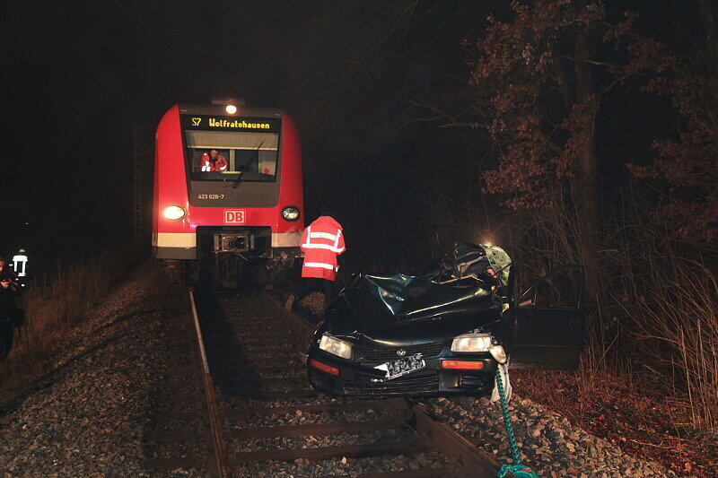 Am Bahnübergang an 
der Kreuzstraße rammt eine S-Bahn den Wagen eines Fahranfängers und schleift ihn 200 Meter mit. Unglaublich: der Fahrer konnte das Wrack mit mehreren Knochenbrüchen, aber immerhin aus eigener Kraft verlassen.