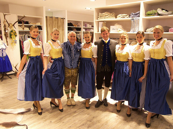 In Lufthansa Flügen nach New York, Charlotte und Bangkok dürfen sich die Fluggäste zur Wiesn Zeit auf ein besonderes Schmankerl freuen: Die Lufthansa Crew in der neuen Trachtenkollektion von Angermaier.