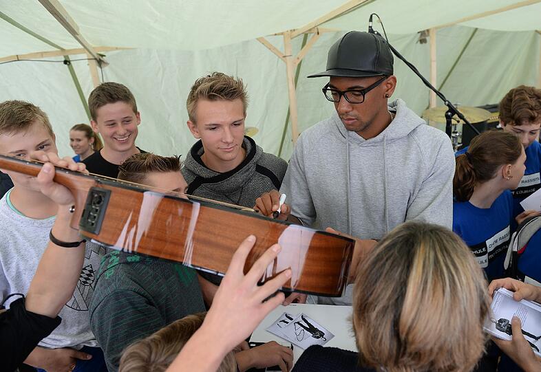 Die Bilder: Bayern-Star Jerôme Boateng besucht Realschule in Fürstenfeldbruck.