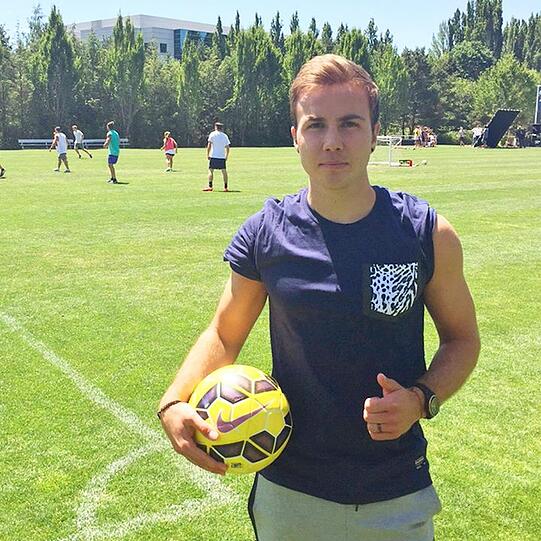 Mario Götze genießt seinen freie Zeit derweil in den USA und grüßt seine Fans aus Portland - natürlich passend mit Ball.