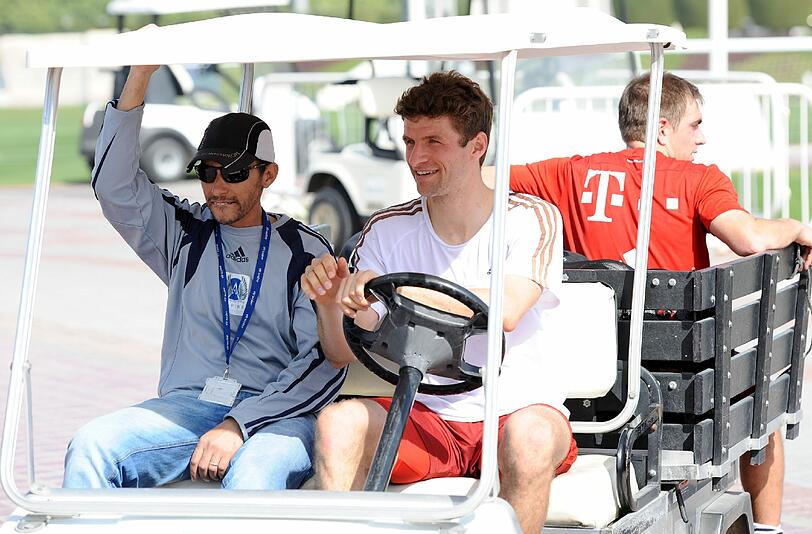 Taxifahrer Thomas Müller kutschiert Philipp Lahm (hinten).