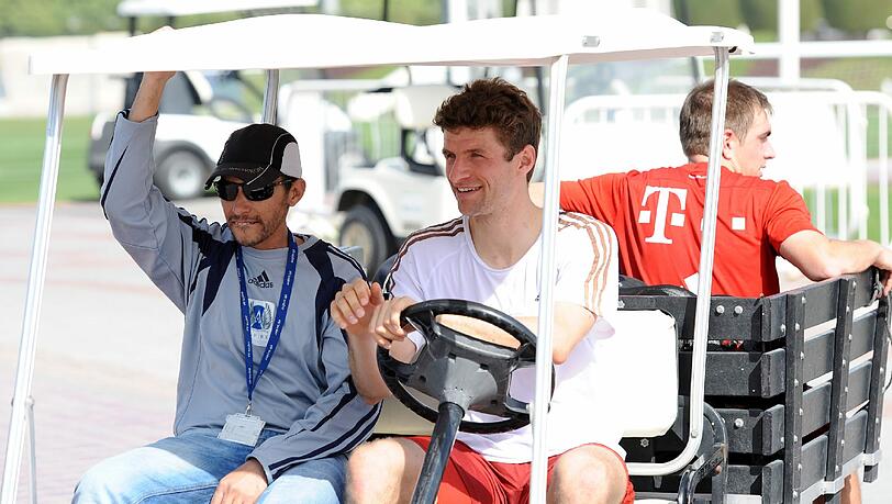 Taxifahrer Thomas Müller kutschiert Philipp Lahm (hinten). Taxifahrer Thomas Müller kutschiert Philipp Lahm (hinten).