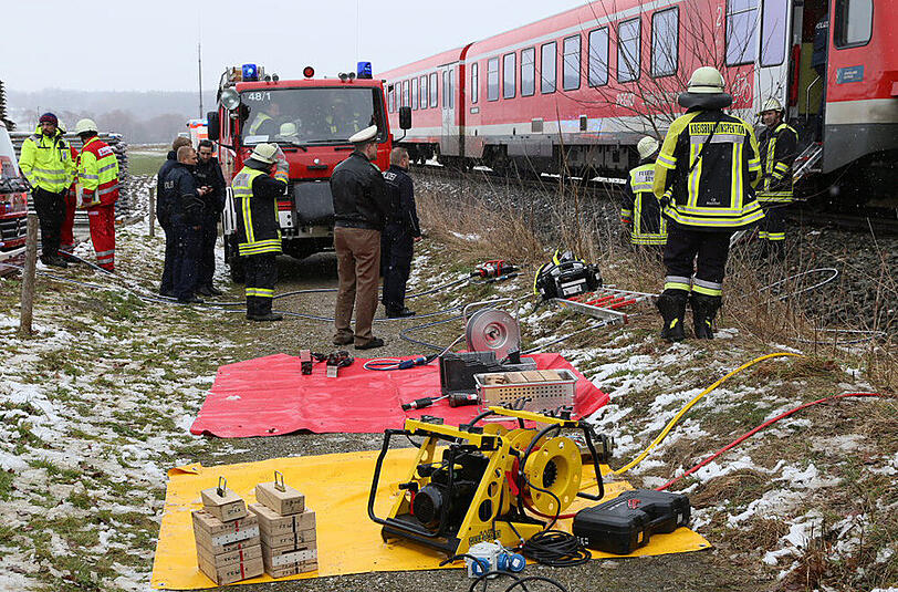 Bilder vom schweren Unfall bei Soyen: An einem unbeschrankten Bahnübergang kollidierte ein Auto mit einem Regionalzug.
