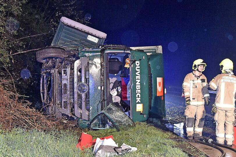 Bei einem UNfall auf der A92 rutschte in der Nacht ein LKW von der Straße.