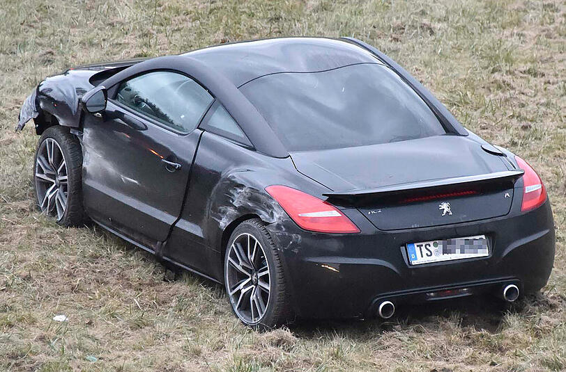 Der Fahrer eines Sportcoupés hatte plötzlich auftretende gesundheitliche Probleme, steuerte in die Leitplanke und kam auf einer Grünfläche neben der Autobahn zum Stehen.