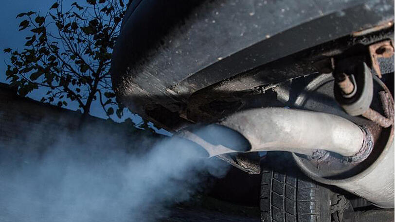 Die gesamte deutsche Diesel-Flotte aus neueren und älteren Autos ist dem UBA zufolge viel schmutziger als angenommen.