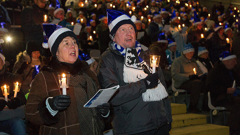Eine Weihnacht ganz in Blau: Sechzig-Fans beim traditionellen Adventssingen im Grünwalder Stadion. Die Bilder zum Durchklicken.