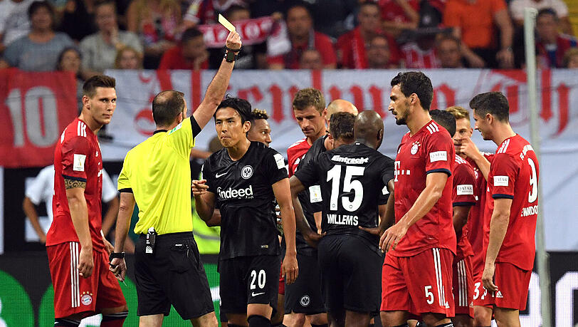 Schiedsrichter Marco Fritz zeigt Bayerns Mats Hummels (rechts) die Gelbe Karte. Schiedsrichter Marco Fritz zeigt Bayerns Mats Hummels (rechts) die Gelbe Karte.