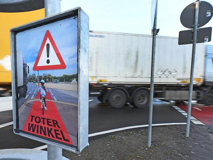 Das Warnsystem "Bike-Flash" überwacht den toten Winkel von Fahrzeugen durch Wärmesensorik bis zu einer Entfernung von 40 Metern.