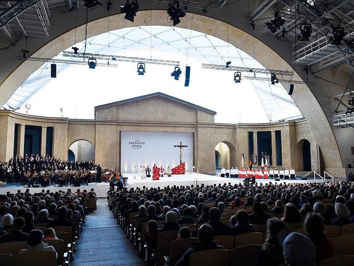 Blick vom Publikum auf die Freiluftbühne. Foto: Angelika Warmuth/Archiv
