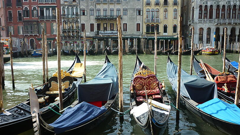 Typisch Venedig: Gondeln prägen das Stadtbild. Typisch Venedig: Gondeln prägen das Stadtbild.