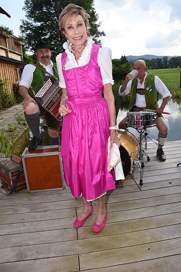 Im knallig pinken Dirndl: TV-Ärztin Antje-Katrin Kühnemann.