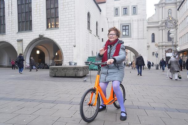 Hier flitzt Ursula Meier-Credner lachend auf dem Laufrad über den Marienplatz. Dass sie wegen MS gehbehindert ist, ist kaum zu merken. Hier flitzt Ursula Meier-Credner lachend auf dem Laufrad über den Marienplatz. Dass sie wegen MS gehbehindert ist, ist kaum zu merken.