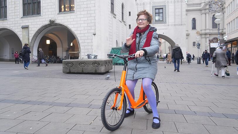 Hier flitzt Ursula Meier-Credner lachend auf dem Laufrad über den Marienplatz. Dass sie wegen MS gehbehindert ist, ist kaum zu merken. Hier flitzt Ursula Meier-Credner lachend auf dem Laufrad über den Marienplatz. Dass sie wegen MS gehbehindert ist, ist kaum zu merken.