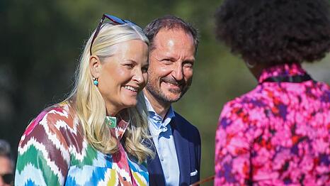 Kronprinzessin Mette-Marits Krankheit schritt so sehr fort, dass sie eine neue Lunge ben&ouml;tigte. Ihr Mann Haakon unternahm nun erstmals wieder eine Reise ins Ausland und wurde dort nat&uuml;rlich auch zu seiner Frau befragt.
