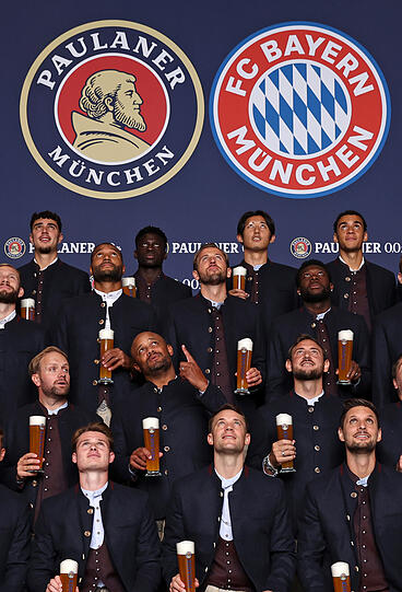 Die Stars des FC Bayern beim alljährlichen Lederhosen-Shooting von Paulaner. Die Stars des FC Bayern beim alljährlichen Lederhosen-Shooting von Paulaner.