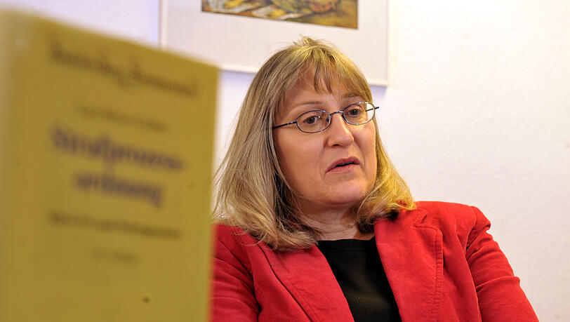 Die Rechtsanwältin Monika Goller ist seit zehn Jahren Opfer-Anwältin: „Du denkst, du hast nach so langer Zeit schon alles gehört. Selbst ich könnte aber manchmal verzweifeln über die Aussagen von Tätern. Die Rechtsanwältin Monika Goller ist seit zehn Jahren Opfer-Anwältin: „Du denkst, du hast nach so langer Zeit schon alles gehört. Selbst ich könnte aber manchmal verzweifeln über die Aussagen von Tätern.