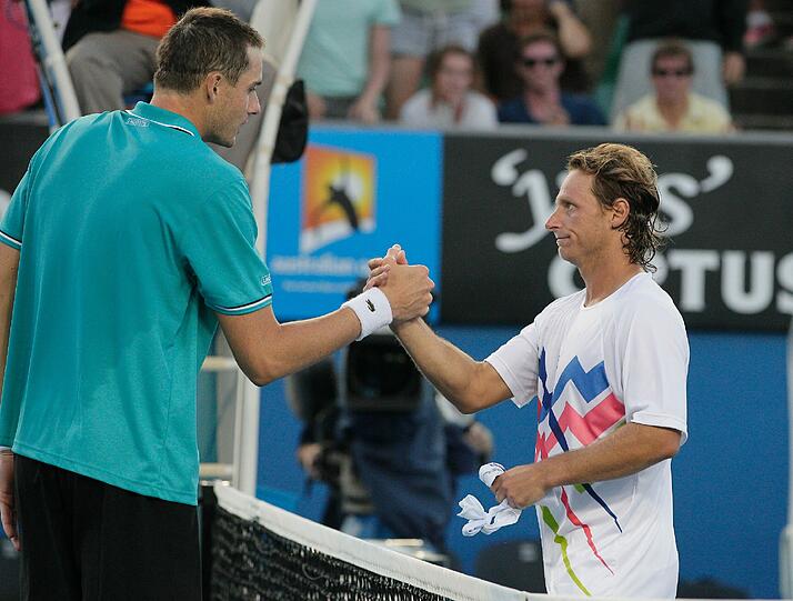 Schläger-Schmeißen und wilde Diskussionen mit dem Schiedsrichter: Nach seiner knappen Niederlage gegen Marathon-Mann John Isner rastet David Nalbandian aus. Die Bilder!