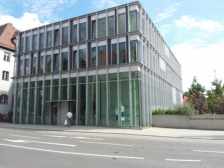 Zocken auf Kosten des Bürgers: Wie viele andere Städte hat sich Landsberg am Lech auf sogenannte Zins-Swaps eingelassen. Diese Tauschgeschäfte waren ursprünglich dafür gedacht, die Belastung für den städtischen Haushalt zu senken. Doch der Kämmerer verspekulierte sich. Die Stadt verlor bisher rund 3,3 Millionen Euro. Jetzt prozessiert sie gegen die Bank wegen Falschberatung. Der Kämmerer ist seinen Job los, gegen ihn ermittelt die Staatsanwaltschaft. Der Finanzchef hatte die Geschäfte weder dem Stadtrat noch dem Oberbürgermeister zum Unterzeichnen vorgelegt. Einziger Trost für ihn und die Stadt: Andere Kommunen verloren noch viel mehr Geld.