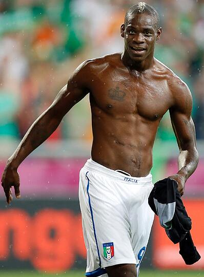 ...Mario Balotelli eine Ehrenkategorie. Dies seien diejenigen Profis, die den kontroversesten Charakter besitzen und mit denen es daher besonders schwer sei, zusammenzuarbeiten.